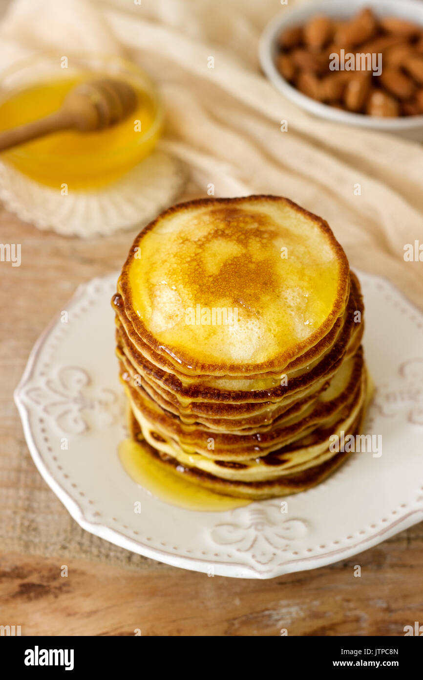 Hausgemachte Pfannkuchen mit Honig und Nüssen, Frühstück. Stockfoto