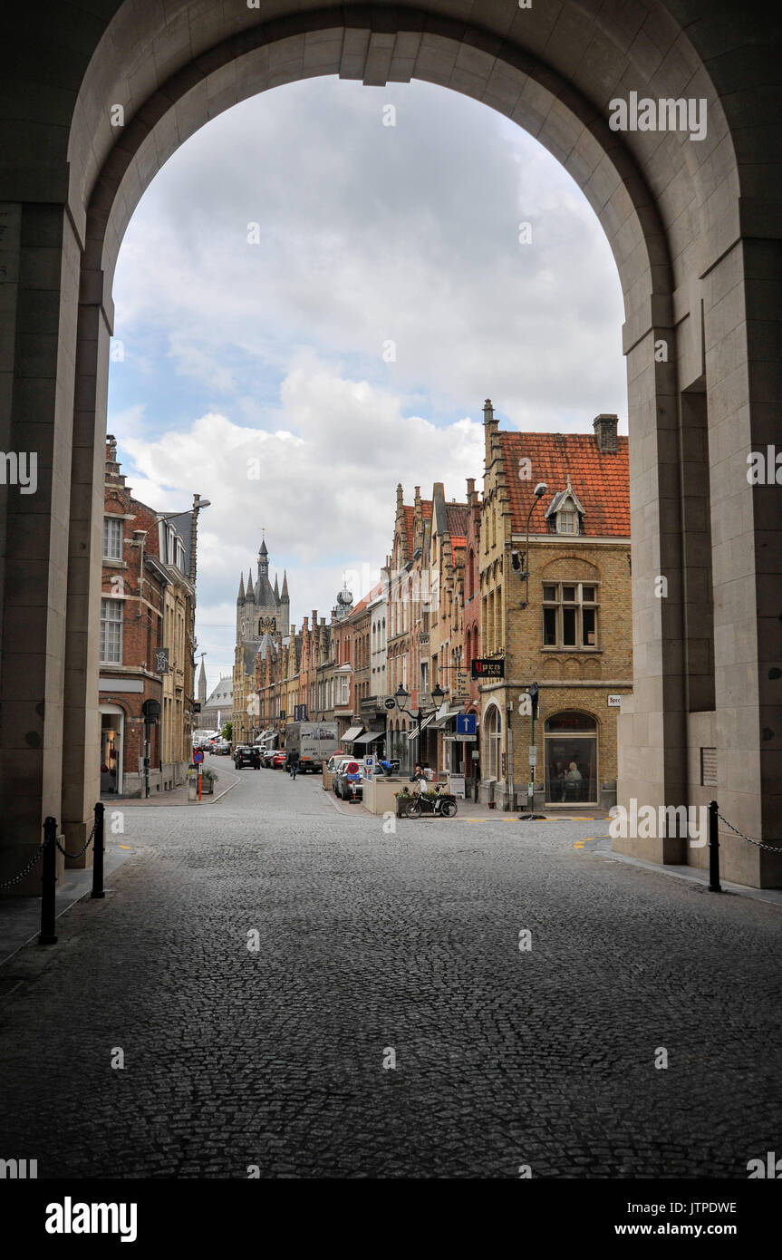 Die ieper Triumphbogen, die menentor, und Mausoleum, ehrt die Vermissten des Ersten Weltkrieges in Flandern, Belgien mit Namen 54,395 Soldaten Stockfoto