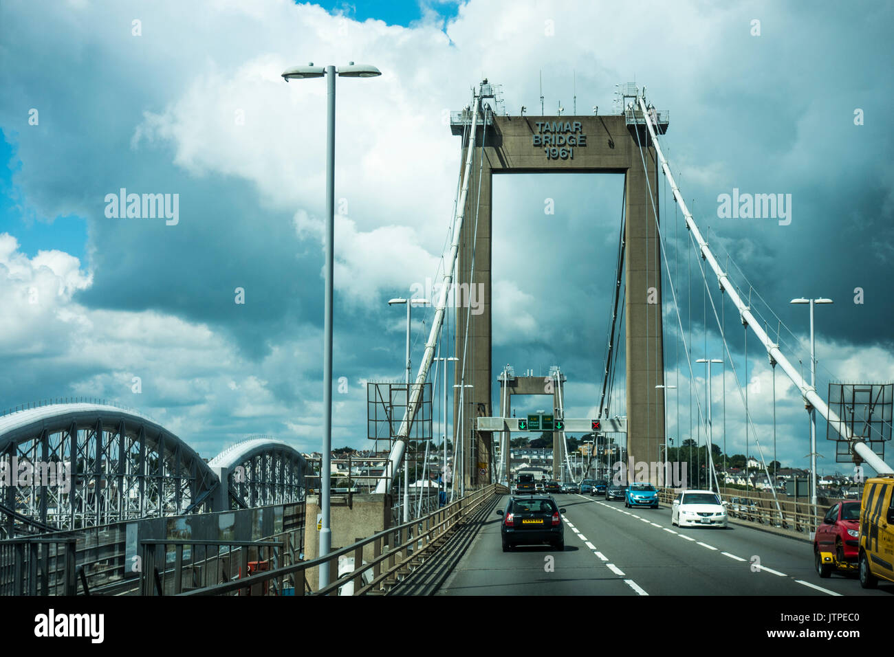 Verkehr auf die Tamar Bridge zwischen Plymouth, Devon und Saltash, Cornwall, England, Großbritannien. Stockfoto