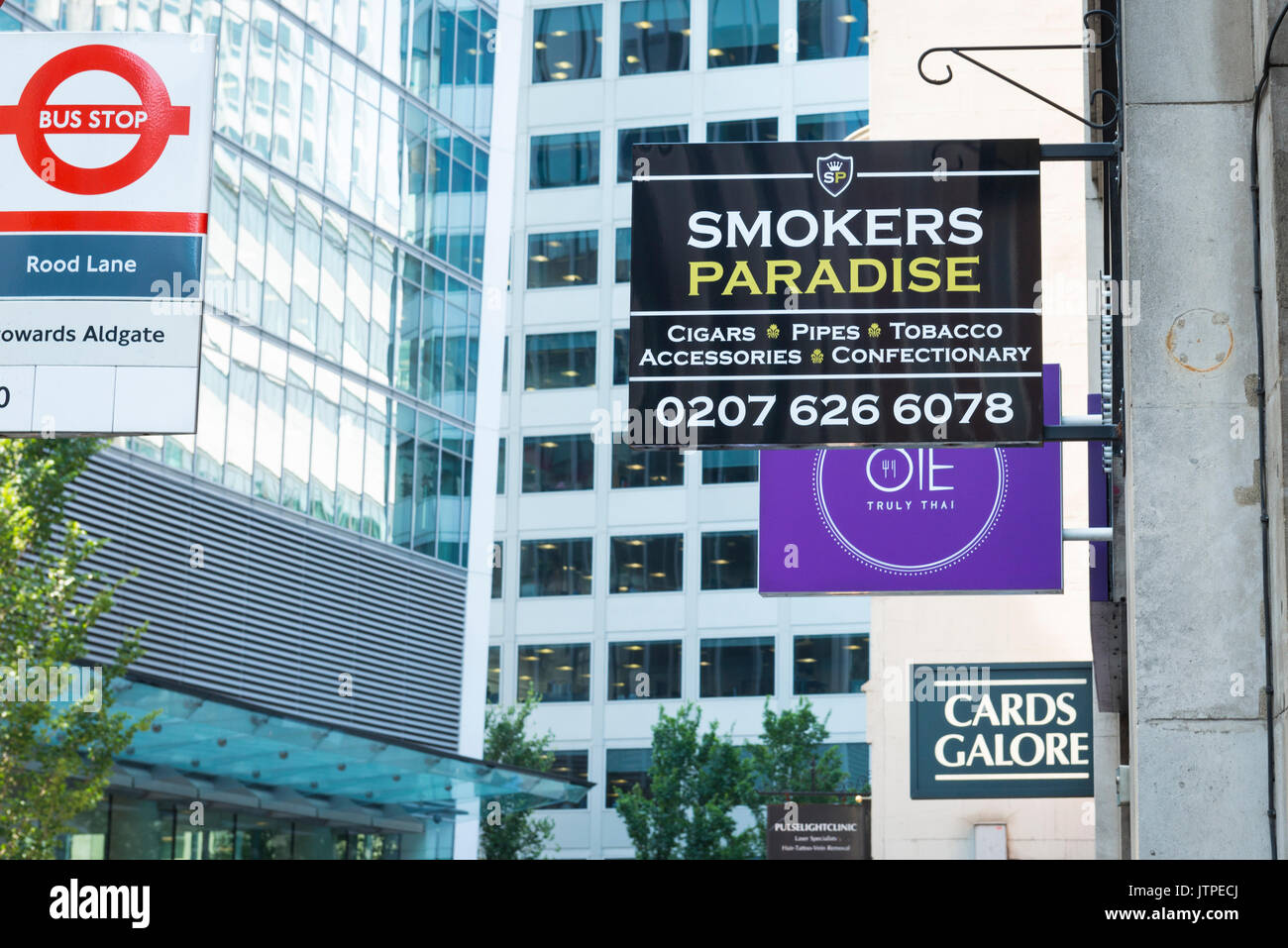 UK London City Financial Center Center Fenchurch Street Szene Shop Schild Schilder Beschilderung Raucher Paradise Zigarren Pfeifen Rood Lane Bushaltestelle Karten Stockfoto