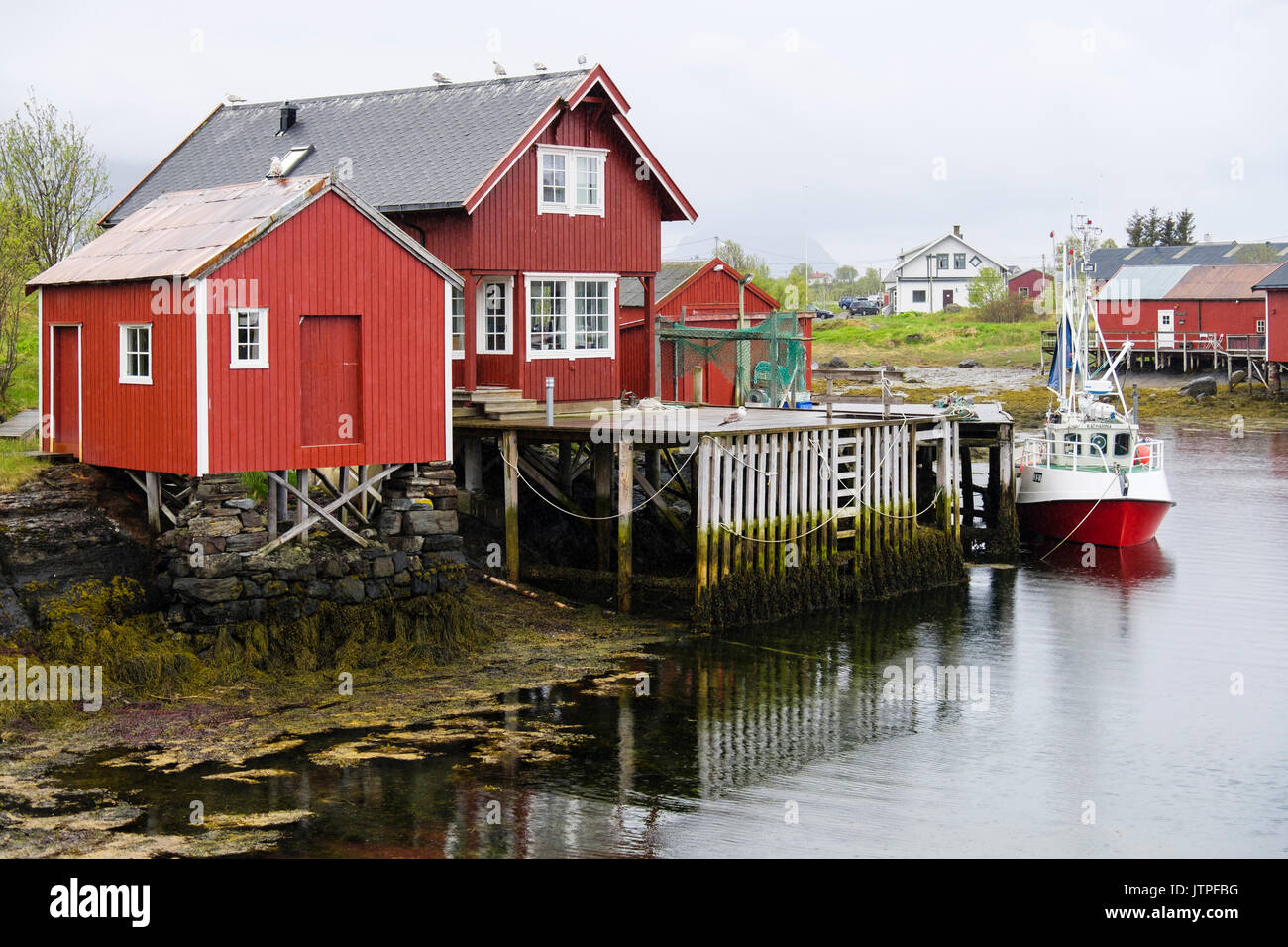 Fischerdorf mit Boote und Holzhäusern auf Stelzen. Nes, Vega Island, Norwegen, Skandinavien Stockfoto