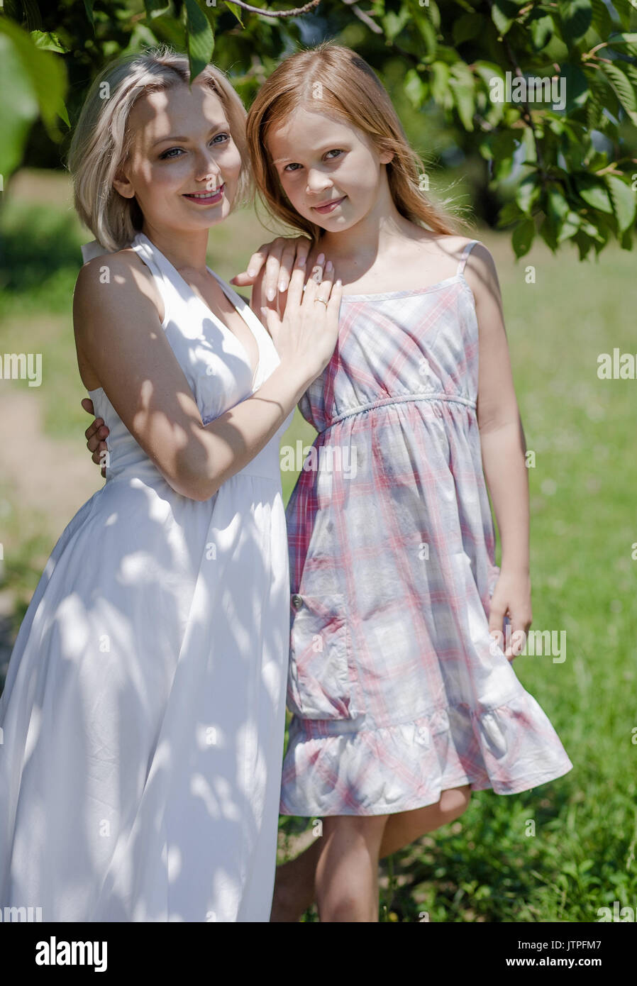 Schönen Mutter und Tochter für Bild in Garten stellen. Stockfoto