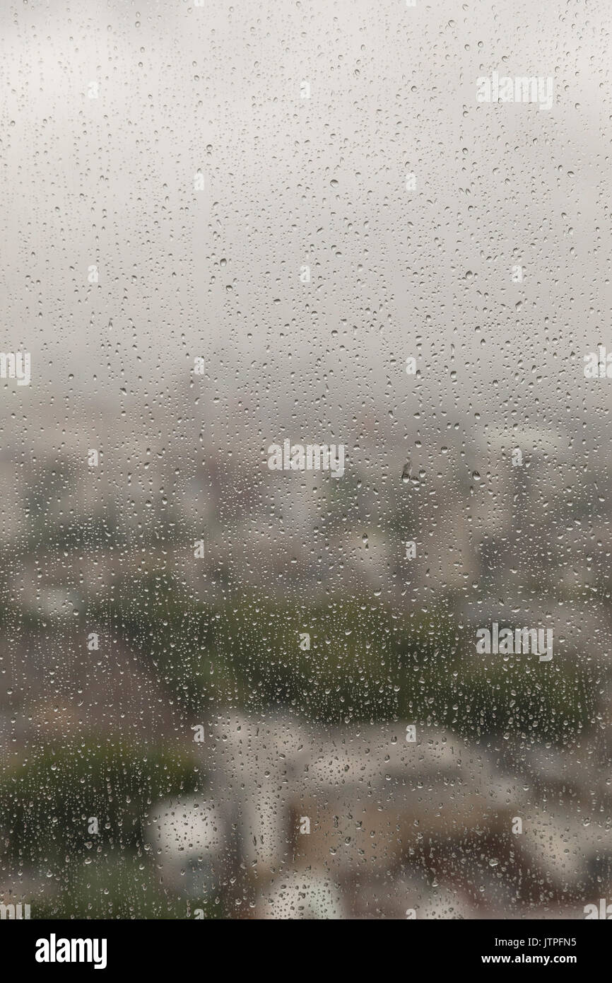 Grauen regnerischen Tag in London Blick durch hohes Fenster mit Regentropfen Stockfoto