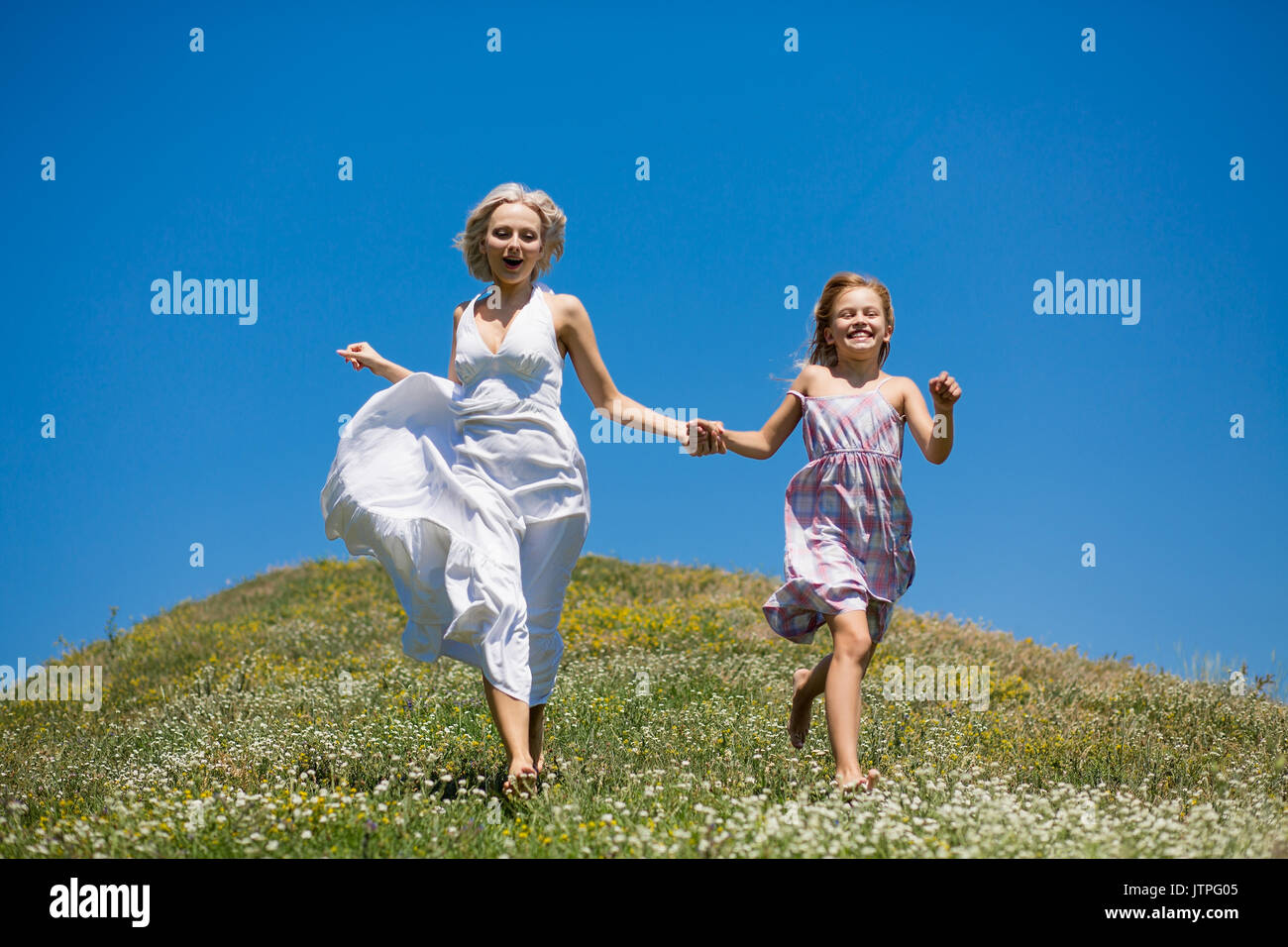 Glückliche Kindheit Konzept, Mutter und Tochter, Hände halten, laufen. Stockfoto