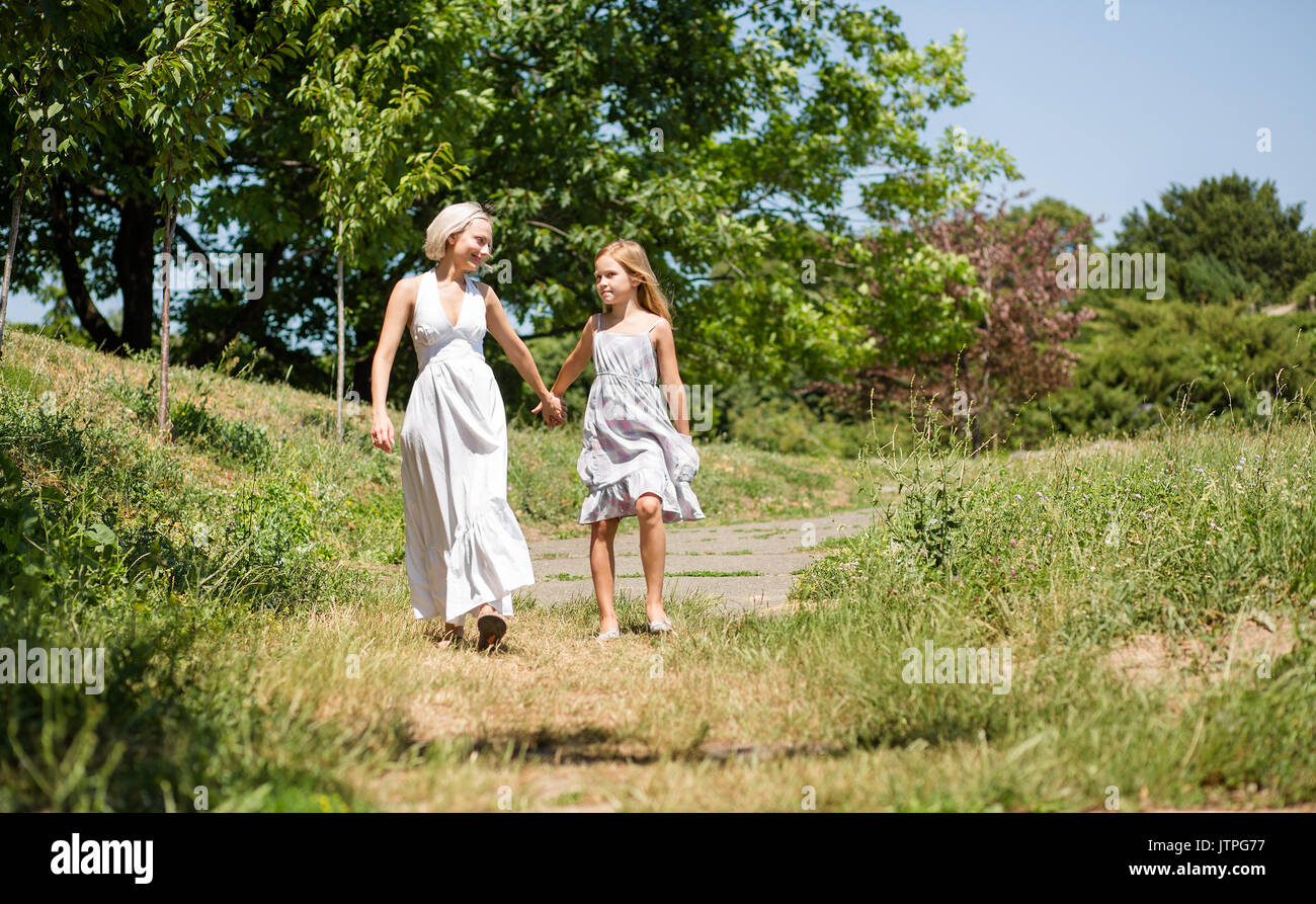 Mutter und Tochter halten sich an den Händen Wandern im Park. Stockfoto