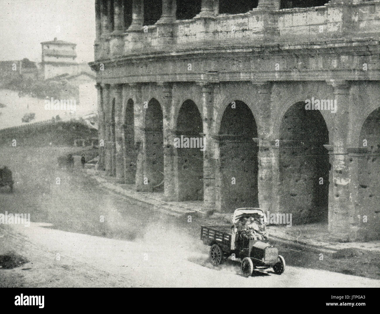 Rom Alt & Neu, ein Motor transport Wagen vorbei am Kolosseum, WW1 Stockfoto