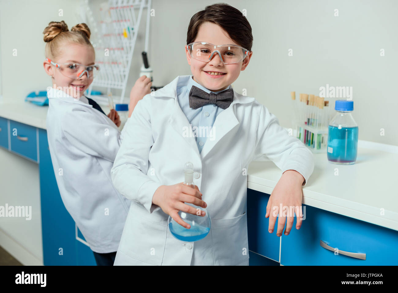 Schüler mit Science Lab Equipment im chemischen Labor, Wissenschaftler kids team konzept Stockfoto