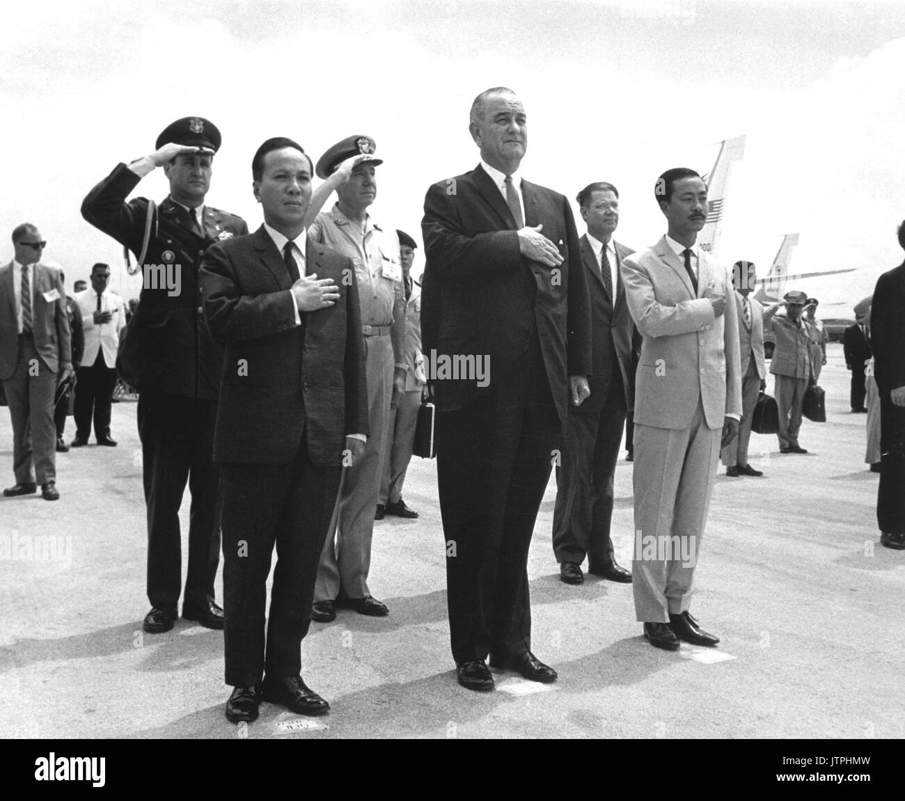 Vorsitzender Nguyen Van Thieu, Präsident Lyndon B. Johnson und Premierminister Nguyen Cau Ky begrüssen Sie während der Wiedergabe des US-amerikanischen und vietnamesischen Nationalhymnen bei der begruessung am Internationalen Flughafen Guam, Agana, 20. März 1967. (USIA) NARA DATEI #: 306-SSM-8 K-2 Krieg und Konflikt Buch Nr.: 388 Stockfoto