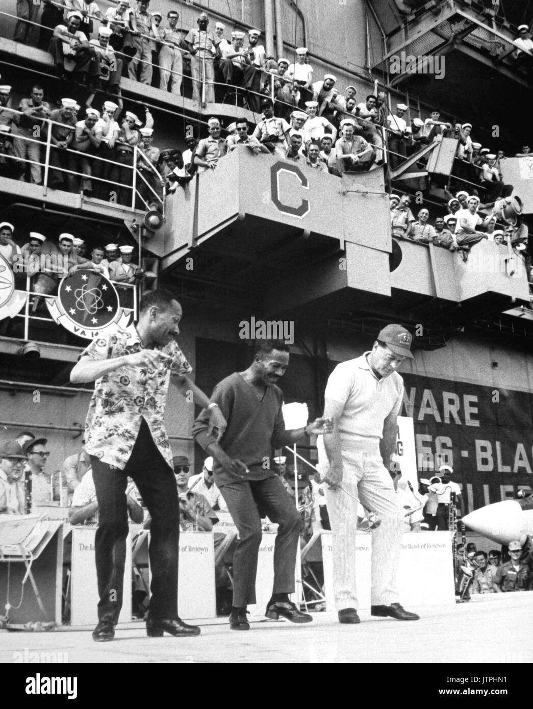 Hollywood Schauspieler Bob Hoffnung verbindet Tänzer Harold und Fayard Nicholas in einem Tanz Schritt an Bord der US-Flugzeugträger Ticonderoga. Dezember 1965. (USIA) NARA DATEI #: 306 - MVP-8-4 Krieg & Konflikt Buch Nr.: 390 Stockfoto