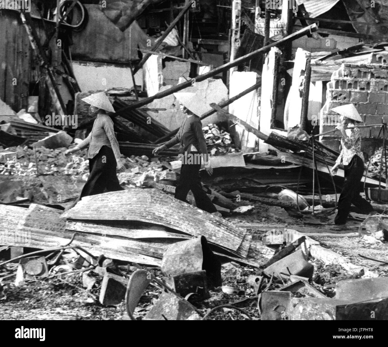 Drei vietnamesische Frauen bewegen zurück in die cholon Bereich nach VC Angriff, links zwei - Block Bereich nivelliert, in der Hoffnung, der Bergung kärglichen Habseligkeiten. Saigon, 31. Januar 1968. (USAIA) NARA DATEI #: 306 - MVP-5-4 Krieg & Konflikt Buch Nr.: 421 Stockfoto