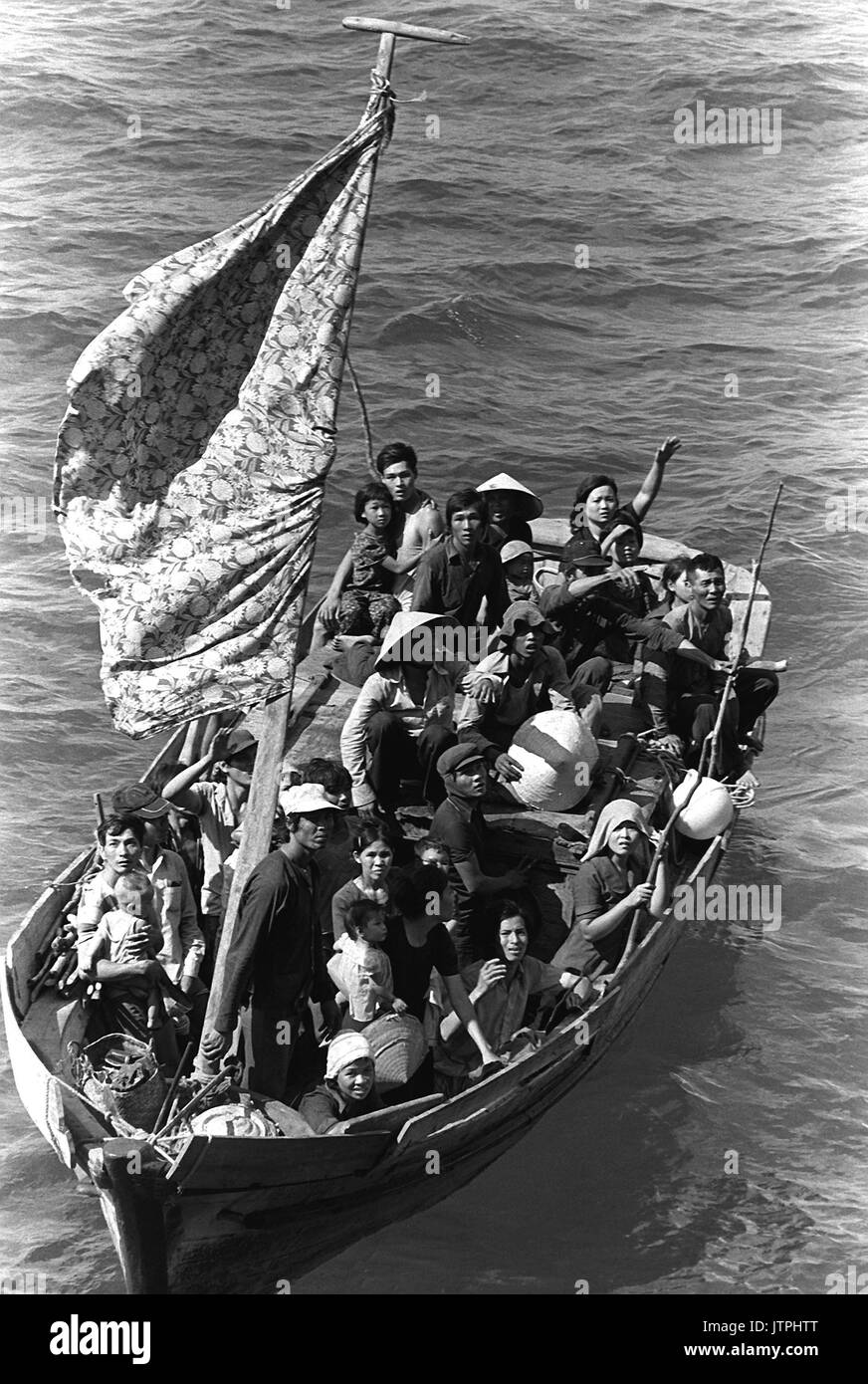 35 vietnamesische Flüchtlinge warten an Bord der amphibischen Kommando Schiff USS BLUE RIDGE (LCC-19) berücksichtigt werden. Sie sind gerettet werden von einem 35-Fuß-Boot, 350 Meilen nordöstlich von Cam Ranh Bay, Vietnam, nachdem wir vorher acht Tage auf See. Stockfoto