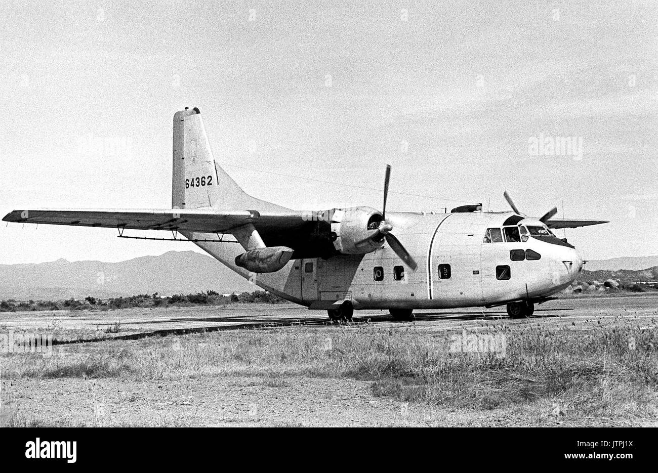 Eine Ansicht von rechts vorne auf einer geparkten UC-123 K Anbieter Flugzeuge der 315 Tactical Airlift Wing. Das Flugzeug, inaktiviert wird, trägt den Namen "Patches" für die mehr als 1.000 Erfolg - Bohrung Patches, die es während des Vietnam Konflikt empfangen. Stockfoto