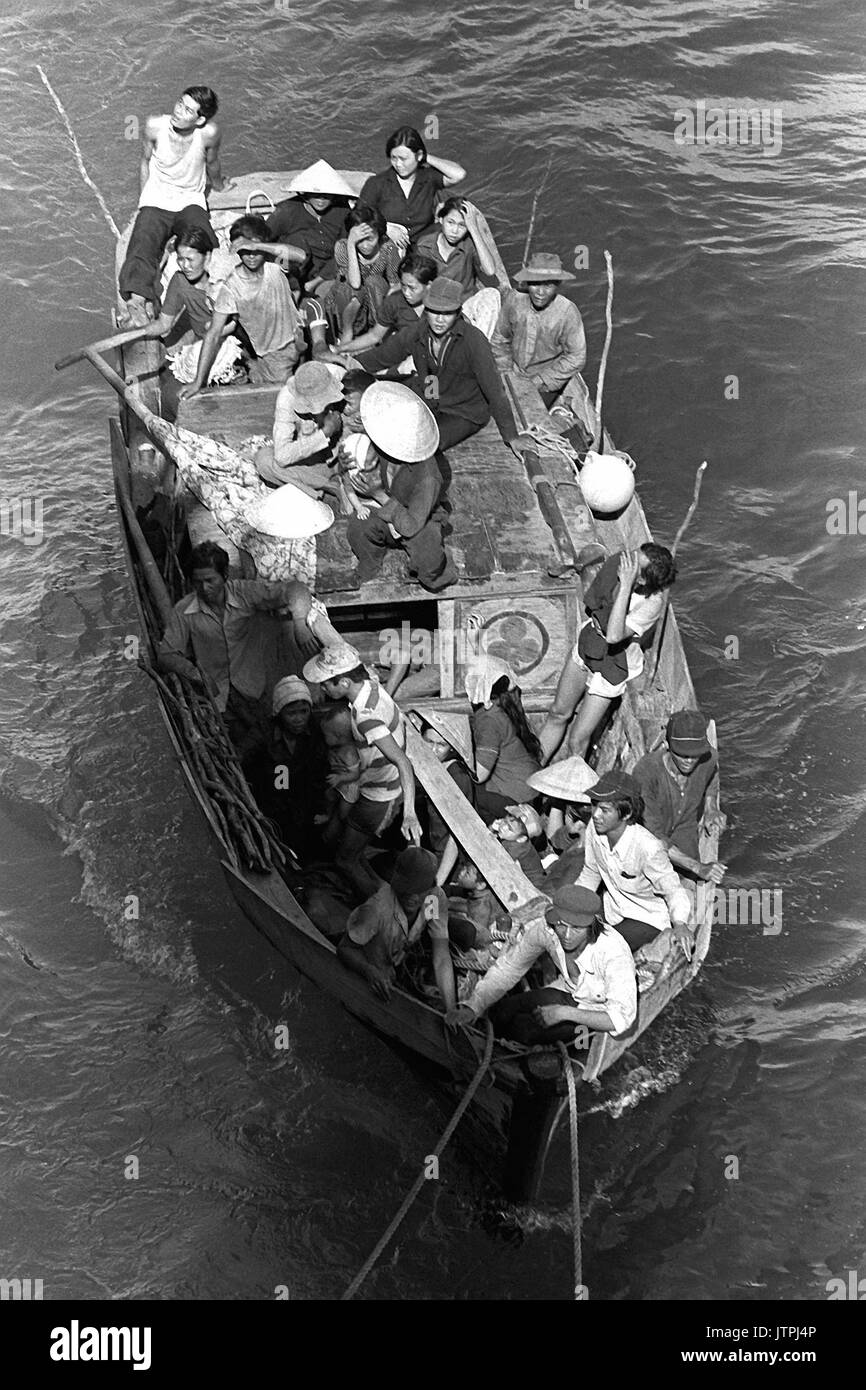 Ein Boot mit 35 vietnamesische Flüchtlinge kommt an der Seite der amphibischen Kommando Schiff USS BLUE RIDGE (LCC-19). Die Flüchtlinge wurden gerettet 350 Meilen nordöstlich von Cam Ranh Bay, Vietnam, nach acht Tagen am Meer in einem 35-Fuß-Boot. Stockfoto