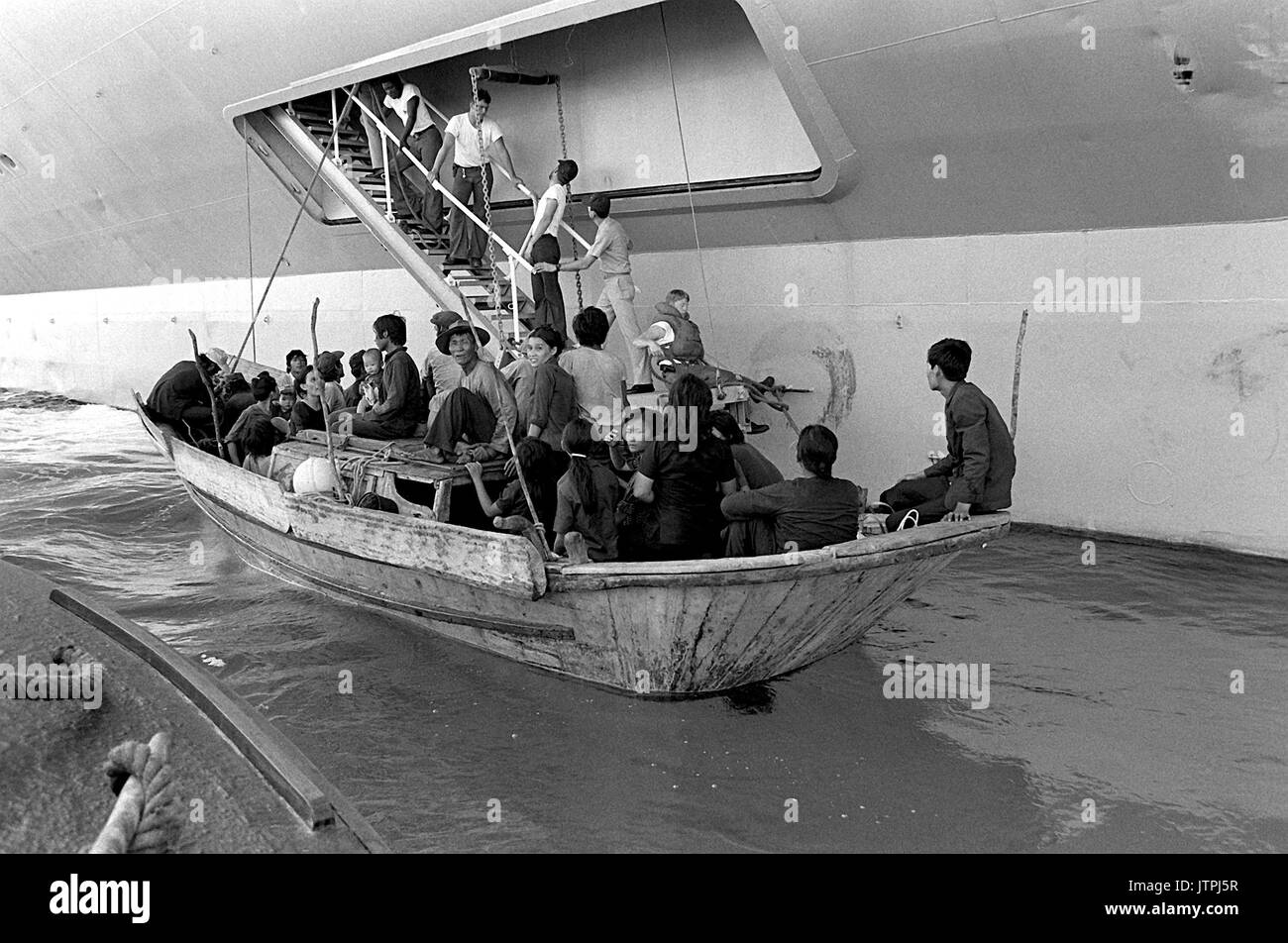 Vietnamesische Flüchtlinge vorbereiten, an Bord der USS BLUE RIDGE (LCC-19) kommen. Die Flüchtlinge wurden gerettet durch den amphibischen Kommando Schiff 350 Meilen nordöstlich von Cam Ranh Bay, Vietnam, nach acht Tage auf See in einem 35-Fuß-Boot. Stockfoto