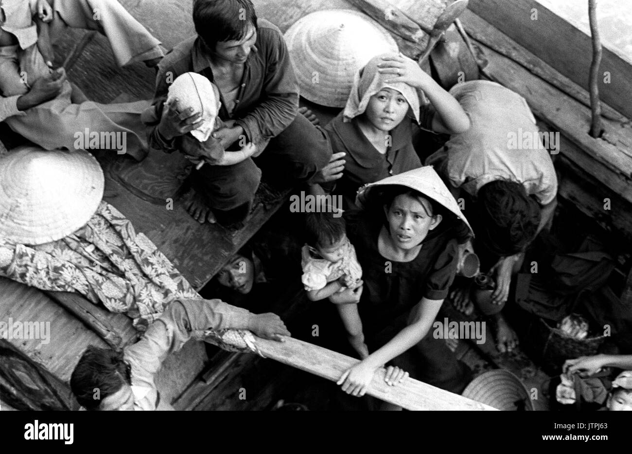 Vietnamesische Flüchtlinge warten an Bord der amphibischen Kommando Schiff USS BLUE RIDGE (LCC 19) berücksichtigt werden. Die 35 refugeees wurden gerettet aus einem 35-Fuß-Boot, 350 Meilen nordöstlich von Cam Ranh Bay, Vietnam, nachdem wir vorher acht Tage auf See. Stockfoto