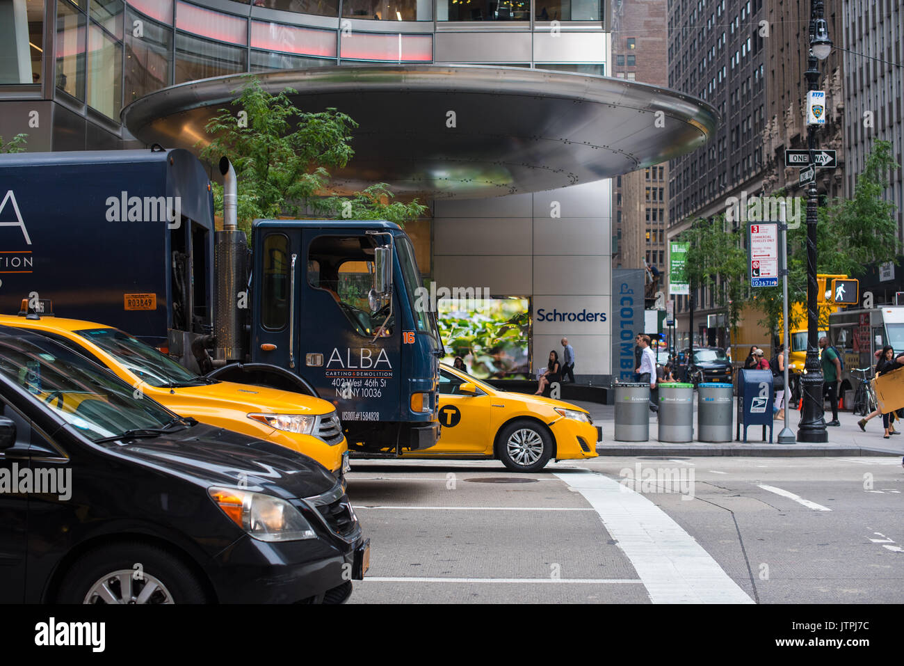 Zwei gelbe Taxis, ein Lkw und ein Pkw angetreten, Warten auf die Ampel zu ändern. Editorial nur verwenden Stockfoto