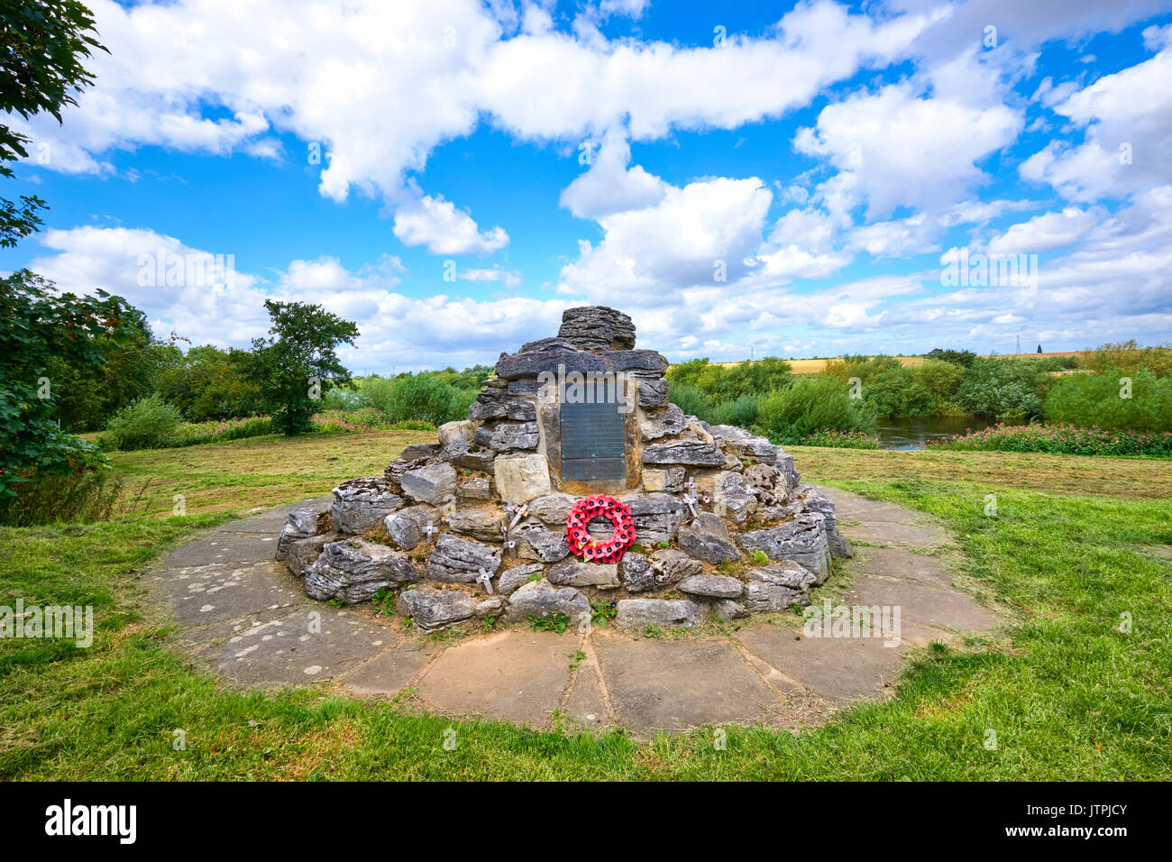 Poppleton Kriegerdenkmal für die in den beiden Weltkriegen WWI WW1 WW2 WWII Weltkrieg Zweiten Weltkrieg gefallen, Nether Poppleton, in der Nähe von York, Vereinigtes Königreich. Stockfoto