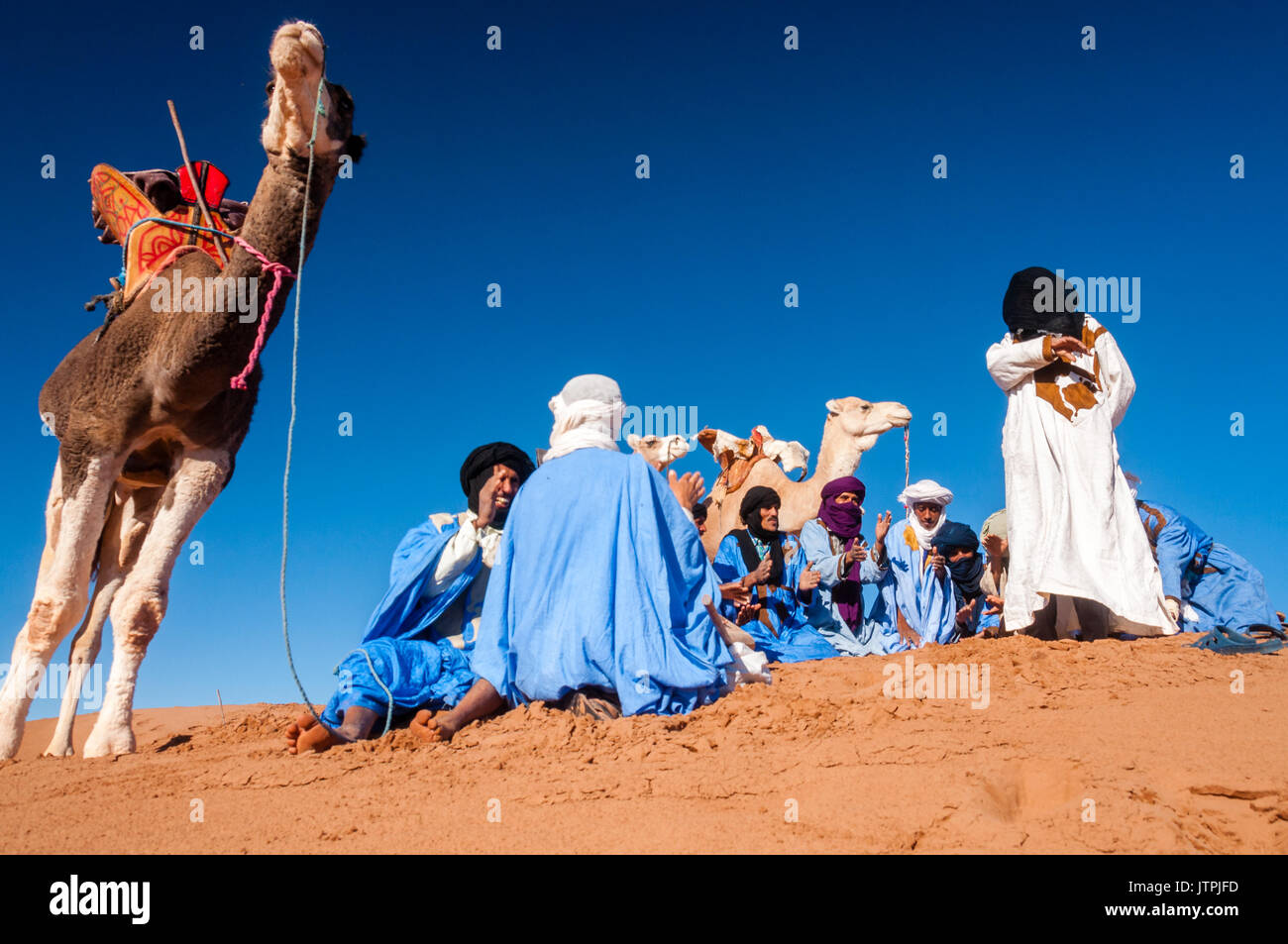 Männer tanzen, Sahara Stockfoto