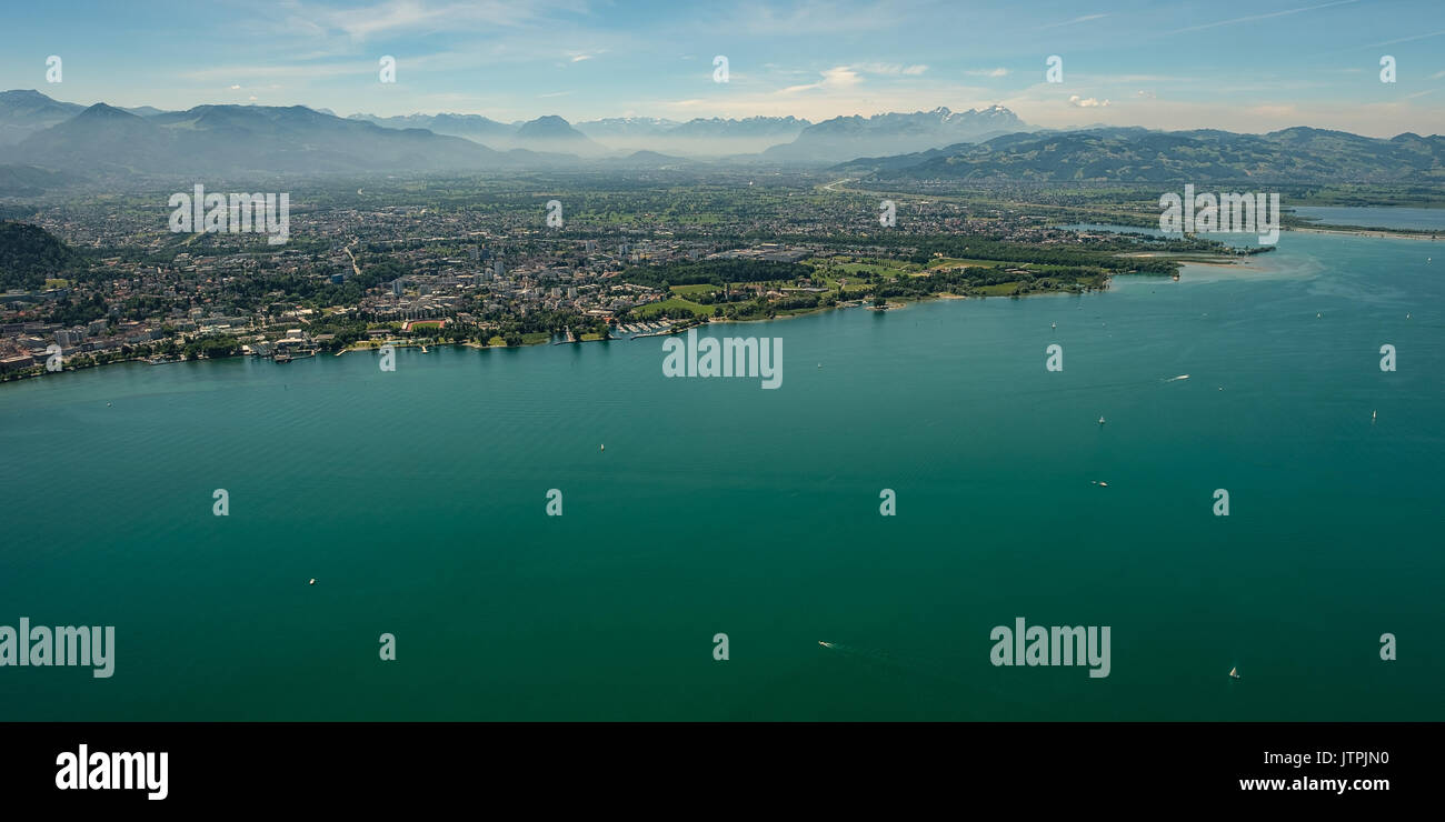 Panorama des Bodensees mit der Stadt Bregenz und Dornbirn und die Alpen im Sommer Stockfoto