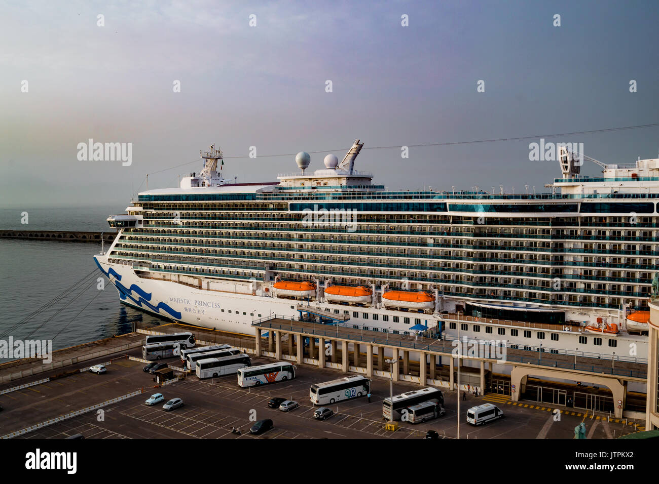 Majestic Princess, Princess Cruises - Neapel, Italien - 12. Mai, 2017: Majestic Princess Schiff in Neapel Hafen angedockt. Stockfoto