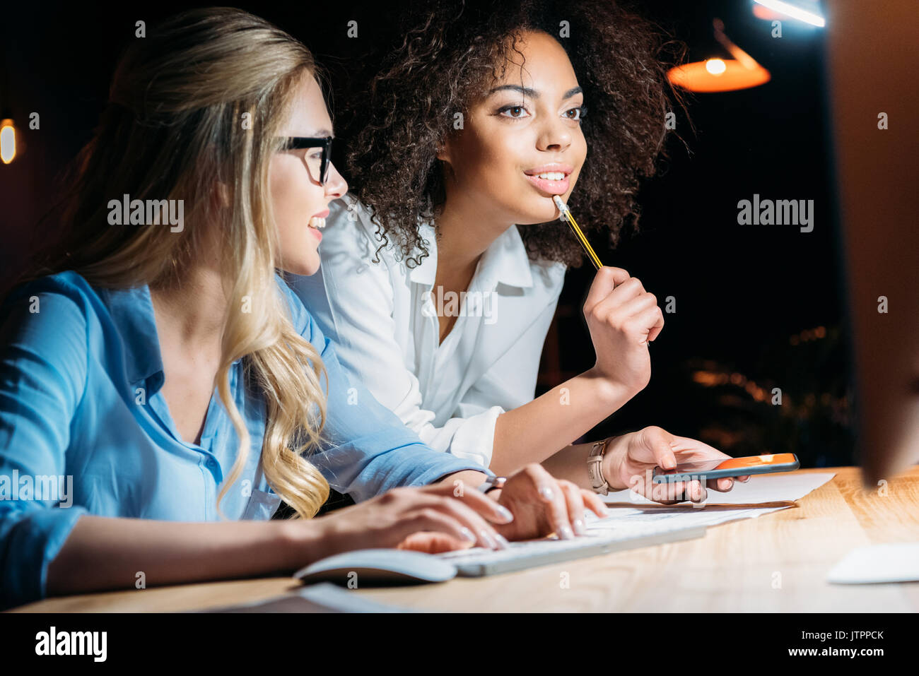 Unternehmerinnen diskutieren neue Geschäftsidee am Arbeitsplatz Stockfoto