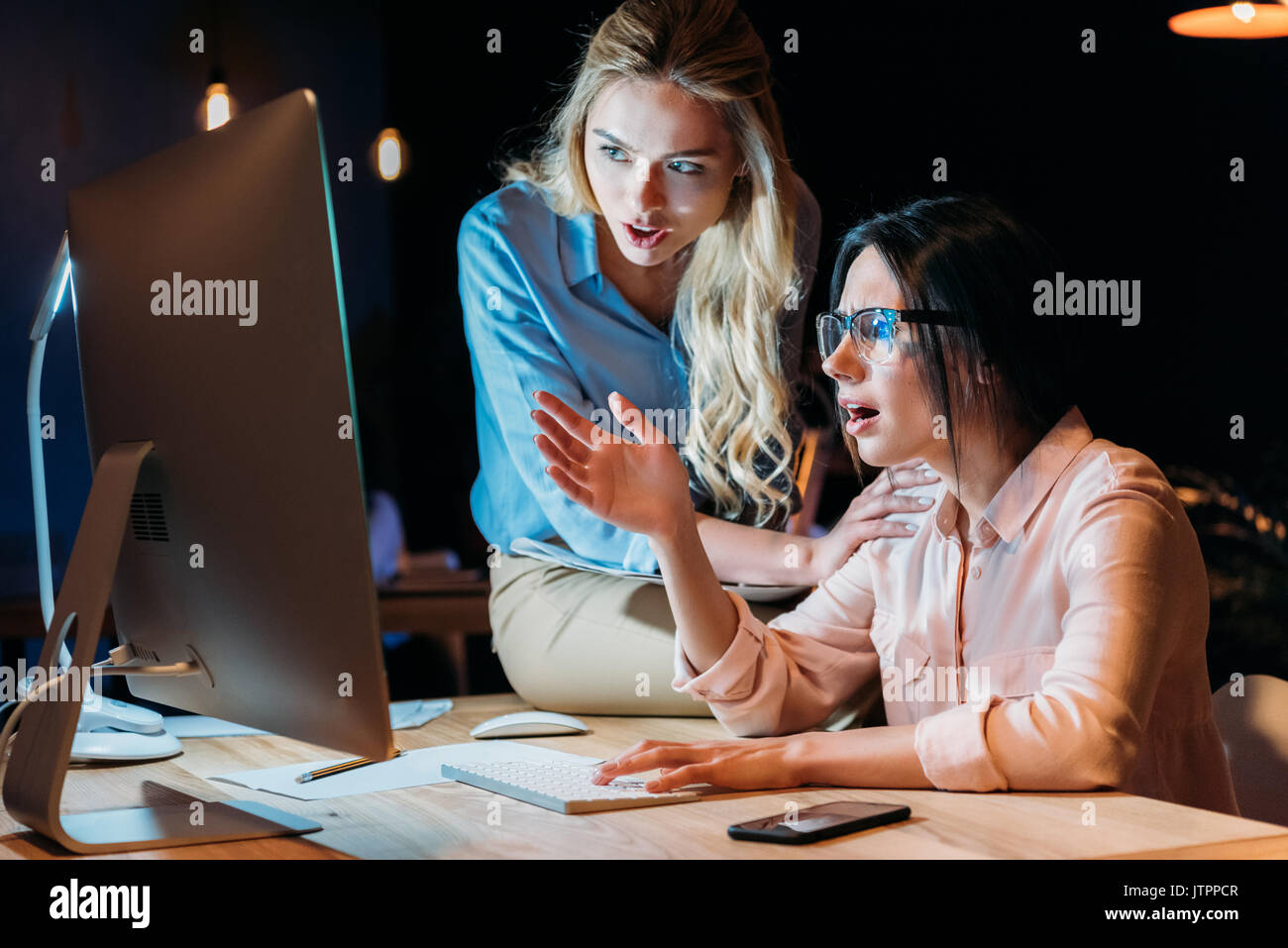 Unternehmerinnen Arbeiten am Computer, während gemeinsam diskutieren Neues Projekt Stockfoto