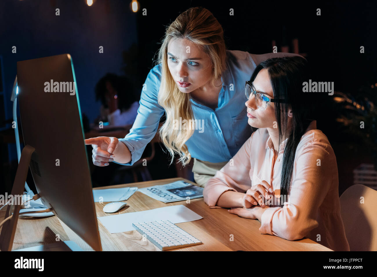 Unternehmerinnen Arbeiten am Computer, während gemeinsam diskutieren Neues Projekt Stockfoto