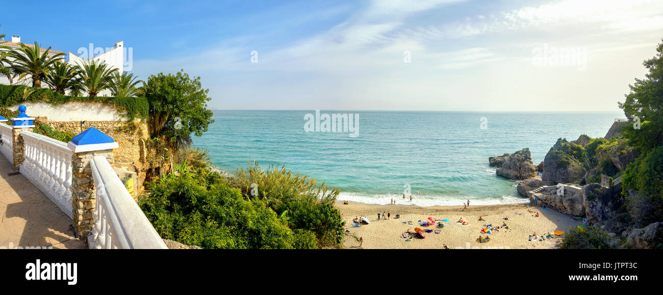 Playa Carabeillo Strand in Nerja. Costa del Sol. Provinz Malaga, Andalusien, Spanien Stockfoto