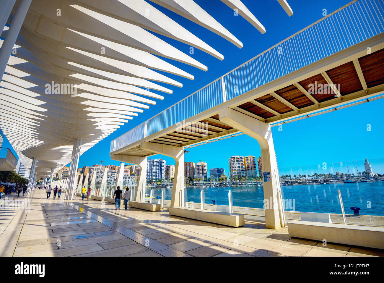 Palmeral de las Sorpresas Promenade am Hafen. Costa del Sol, Andalusien Stockfoto