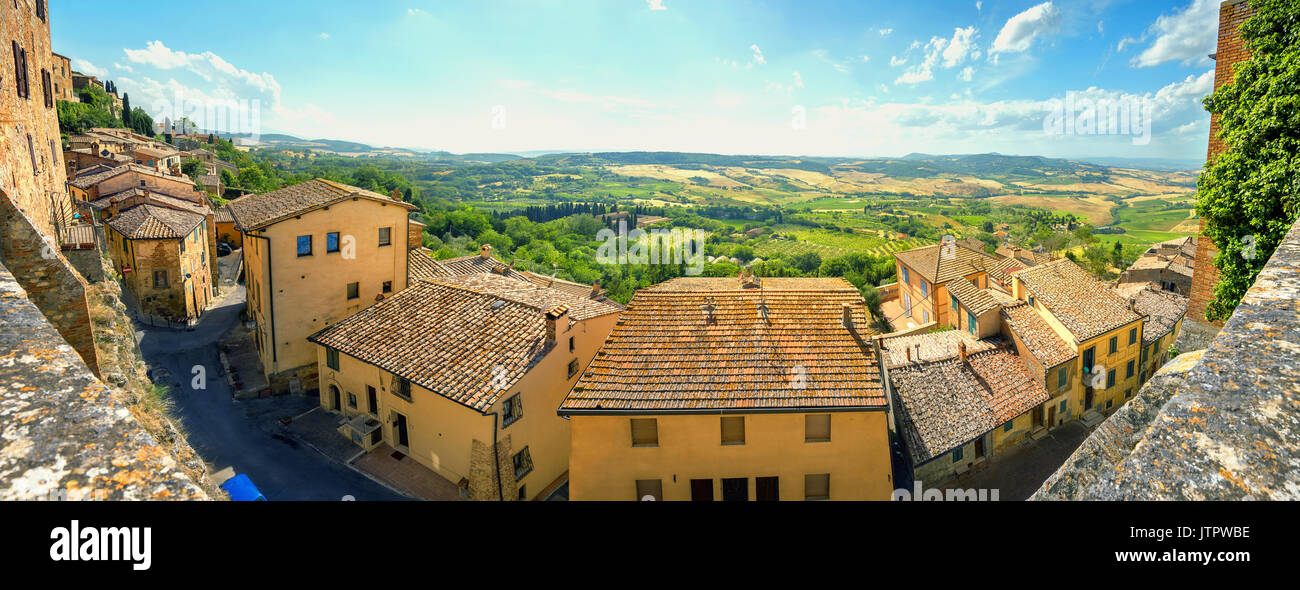 Panoramablick auf die Landschaft mit malerischen Häusern und die Landschaft. Montepulciano. Toskana, Italien Stockfoto