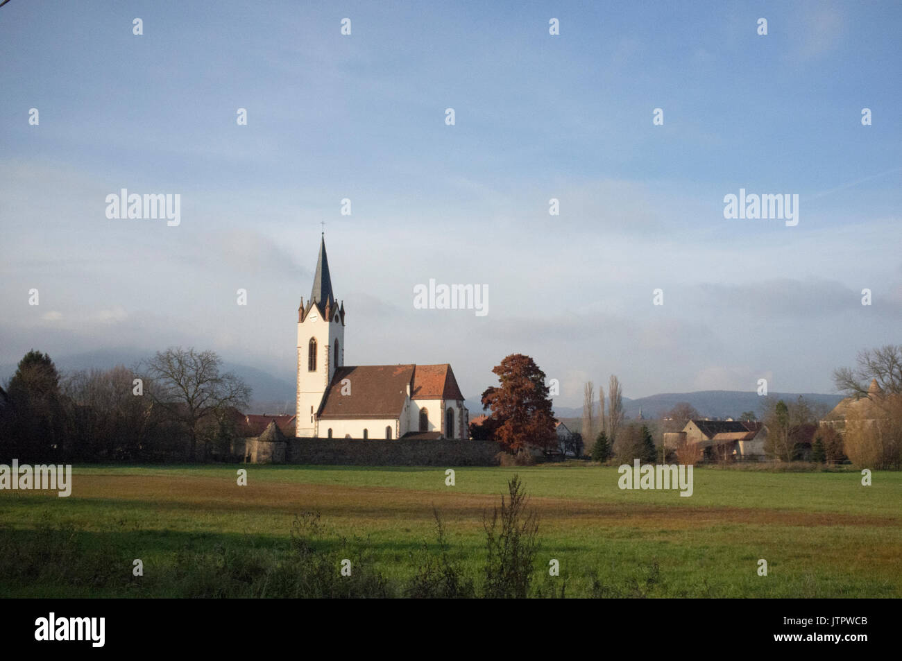 Eine Kirche in der französischen Landschaft Stockfoto