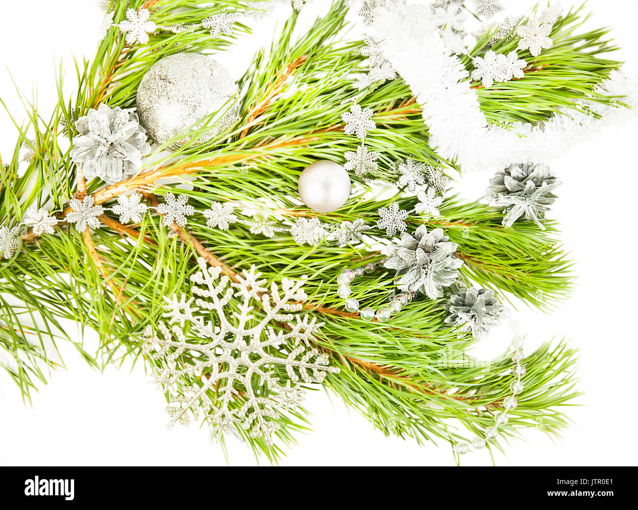 Neues Jahr Komposition mit Tannenbaum, künstliche Schneeflocke und Silber Kugel Nahaufnahme Stockfoto