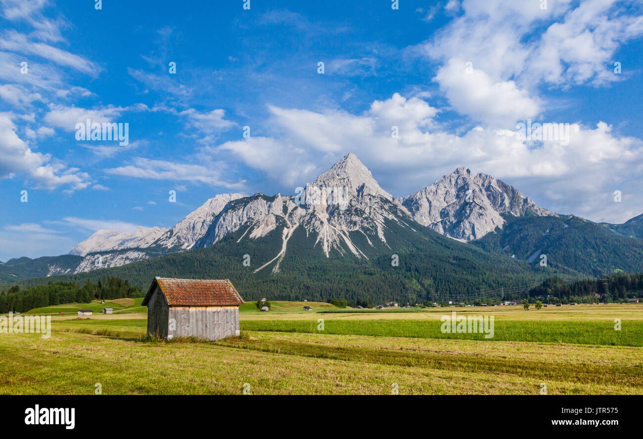 Österreich, Nördlichen Kalkalpen in den Ostalpen, Heu Hütten im Ehrwalder Becken an Lermoos mit Blick auf das Mieminger Bereich Stockfoto
