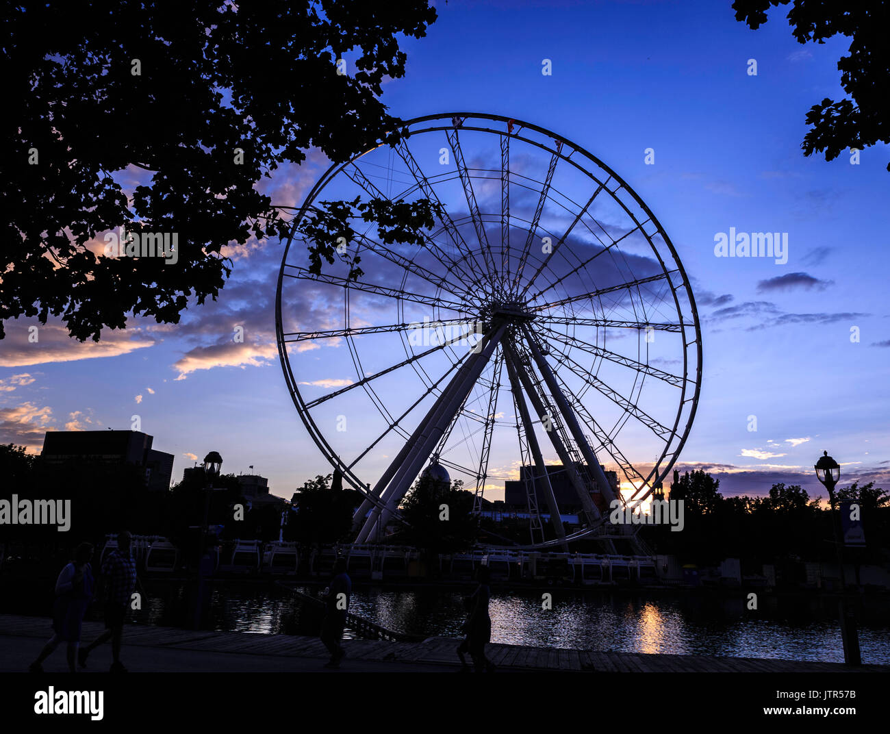Auf Bonsecours Insel im Alten Hafen von Montreal gelegen, bietet dieses Riesenrad transportiert Mitfahrer 60 Meter in die Luft, für einen schönen Panoramablick. Stockfoto