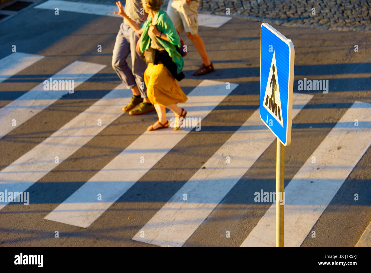 Menschen Überqueren einer Straße auf einem Zebrastreifen. Konzentrieren Sie sich auf ein Zeichen Stockfoto