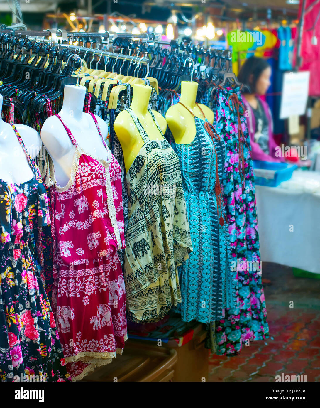 Frau Kleider für Verkaufen bei Nacht Markt. Chiang Mai, Thailand  Stockfotografie - Alamy