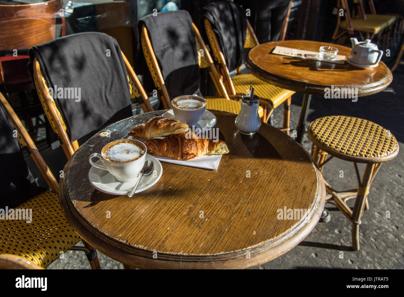 Kaffee und Croissants in einem Pariser Cafe Stockfoto