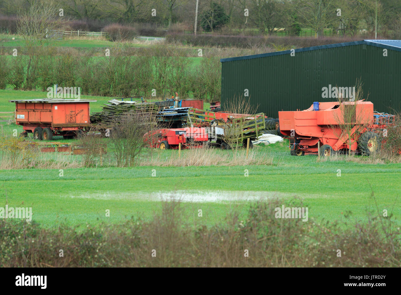 Hof mit stillgelegten landwirtschaftlichen Maschinen und Arbeitsgeräten Rost in einem Feld Stockfoto