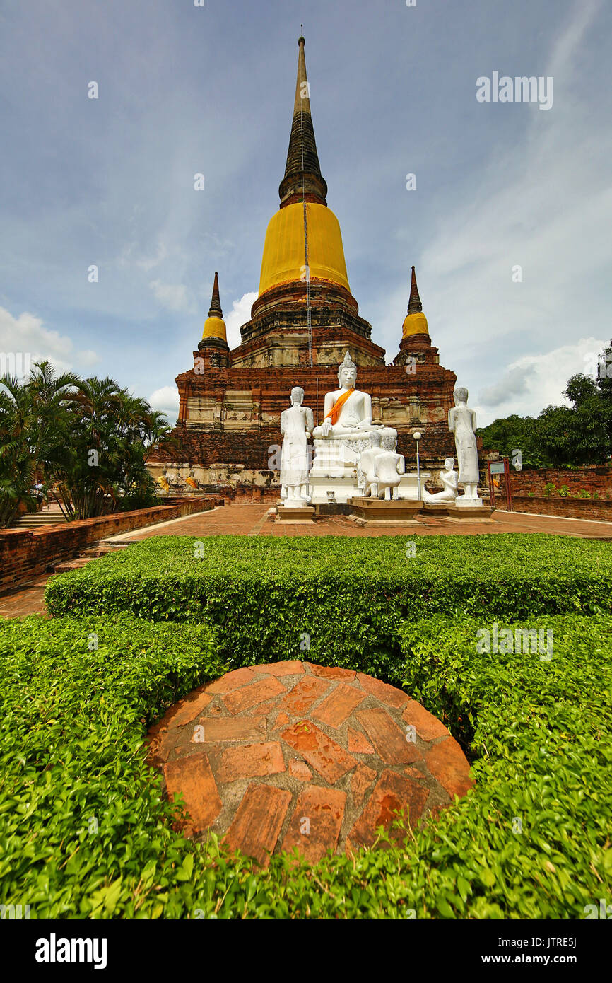 Buddha Statuen und chedi im Wat Yai Chaimongkol Tempel, Ayutthaya, Thailand Stockfoto