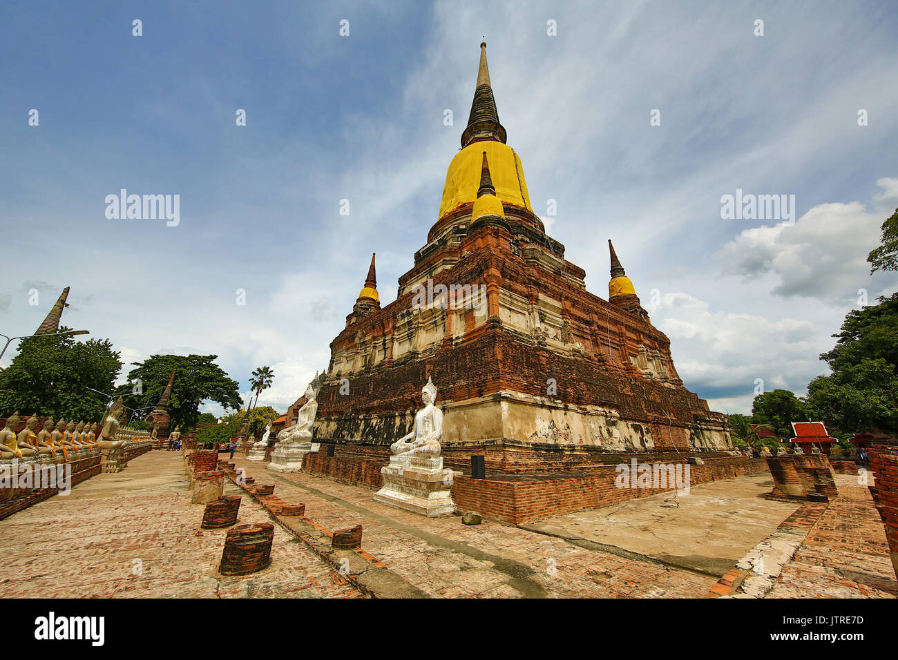 Buddha Statuen und chedi im Wat Yai Chaimongkol Tempel, Ayutthaya, Thailand Stockfoto