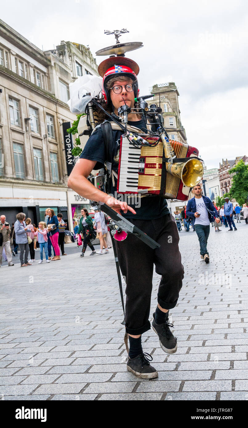 One Man Band Straßenmusik in den belebten Einkaufsstraßen von Liverpool können Sie über eine Reihe von Musikinstrumenten, Stockfoto