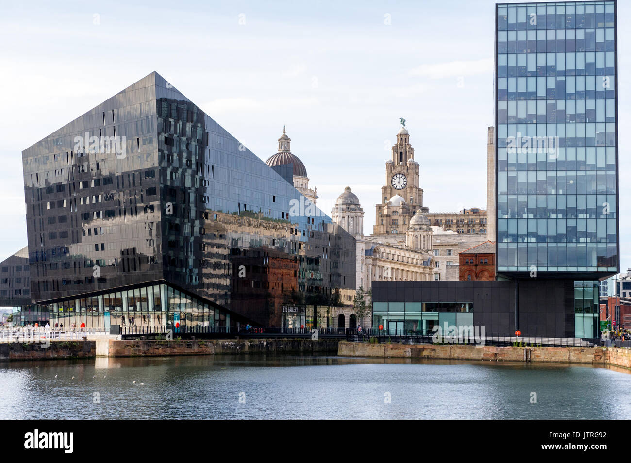 Modernes und zeitgenössisches Gebäude am Wasser in Liverpool mit älteren Gebäuden. Stockfoto Modernes und zeitgenössisches Gebäude am Wasser in Liverpool mit älteren Gebäuden. Stockfoto