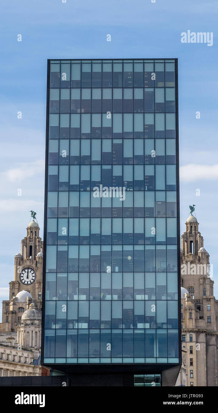 Modernes und zeitgenössisches Gebäude am Wasser in Liverpool mit älteren Gebäuden. Stockfoto