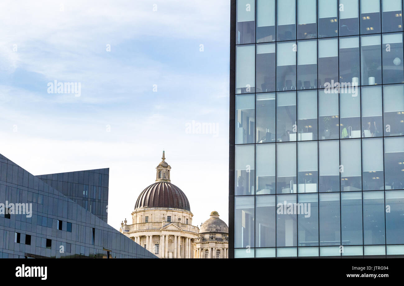Modernes und zeitgenössisches Gebäude am Wasser in Liverpool mit älteren Gebäuden. Stockfoto