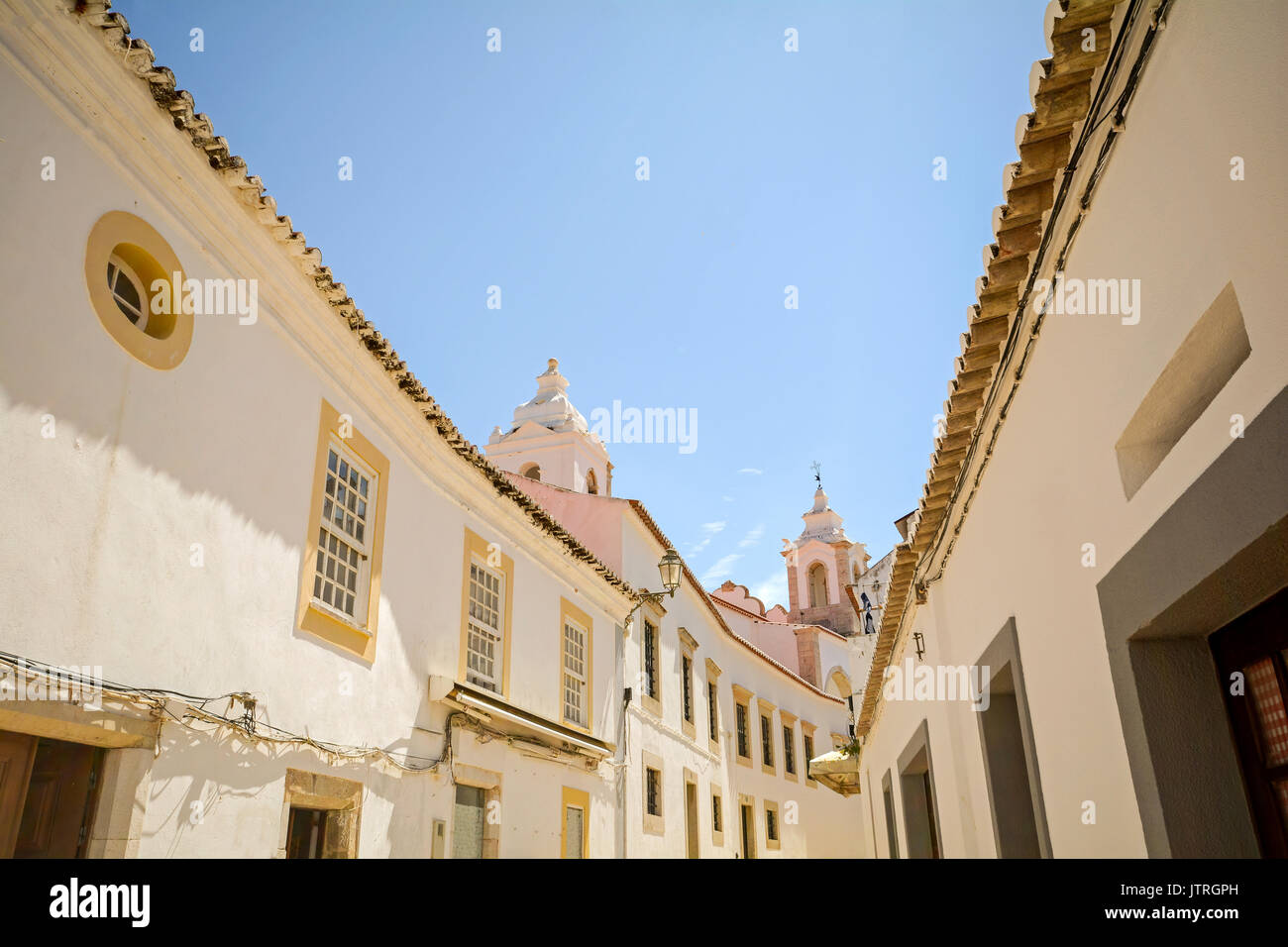 Straße mit historischen Gebäuden in der Altstadt von Lagos, Algarve Portugal Stockfoto