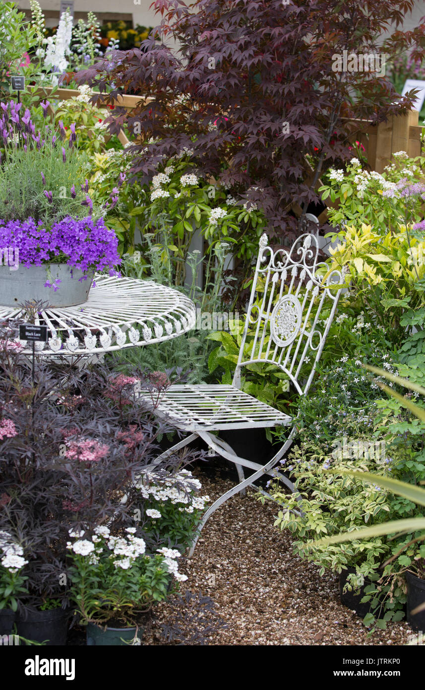 Garten Sitzplätze in einem Englischen Garten, England, Großbritannien Stockfoto