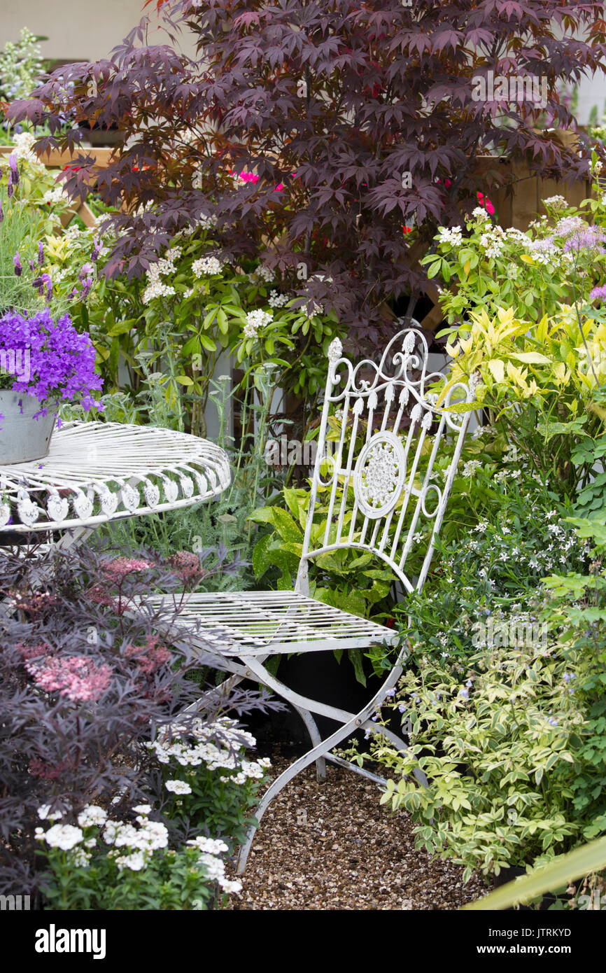 Garten Sitzplätze in einem Englischen Garten, England, Großbritannien Stockfoto