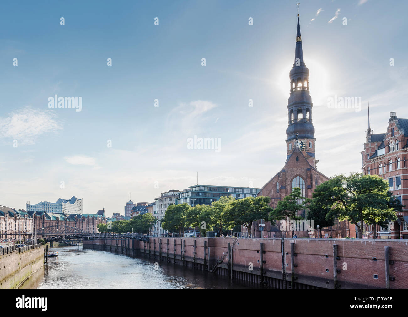 Speicherstadt Speicherstadt in Hamburg unter klaren Sommerhimmel ab Zollkanal Kanal mit mit St. Katherinen Kirche und E Stockfoto