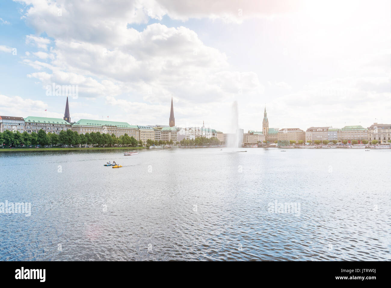 Binnenalster mit Brunnen in Hamburg unter dem sonnigen Himmel Stockfoto