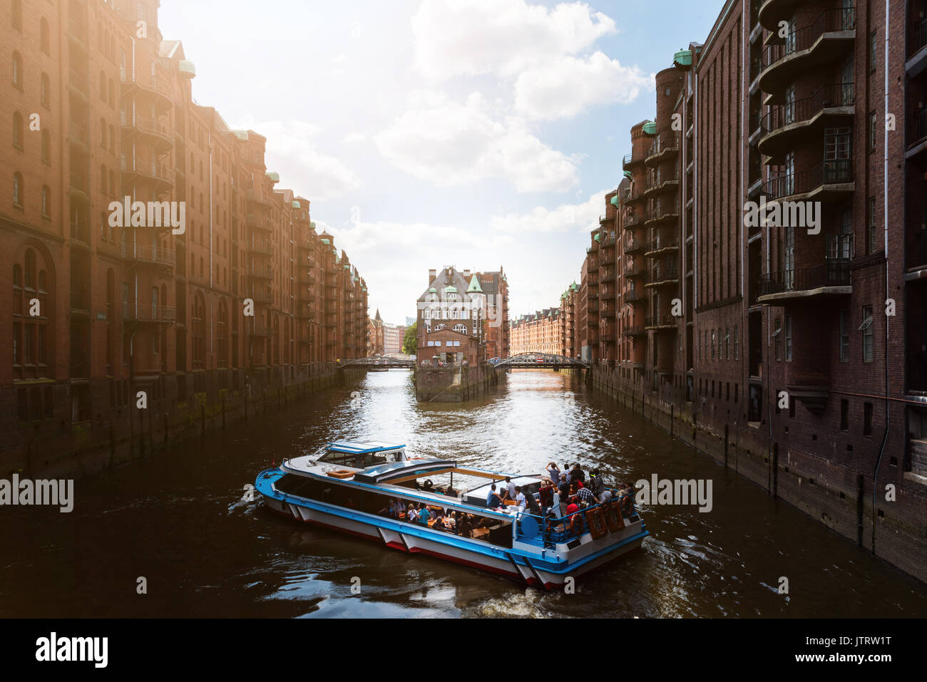 Boot auf einen Kanal in der Speicherstadt Die Speicherstadt in Hamburg, Deutschland unter schönen Sommerhimmel Stockfoto